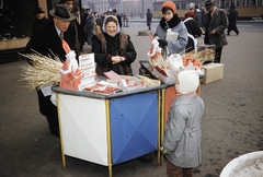 Magyarország, Budapest VII.,Budapest VIII., a Károly (Tanács) körút az Astoria kereszteződésnél, háttérben a Rákóczi út., 1960, UWM Libraries, Budapest, színes, ólomkatona, villamos, virgács, mikulás, Fortepan #260046