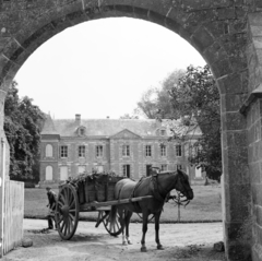 Franciaország, Saint-Martin-aux-Buneaux, kastély., 1958, UWM Libraries, boltív, kordé, ló, Fortepan #260054