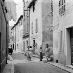 Franciaország, Cassis, Rue du Général Bonaparte a Rue Dr Séverin Icard kereszteződése előtt, a Rue Pasteur felé nézve., 1958, UWM Libraries, Eugene Vernon Harris, képarány: négyzetes, utcakép, zsalugáter, Fortepan #260060