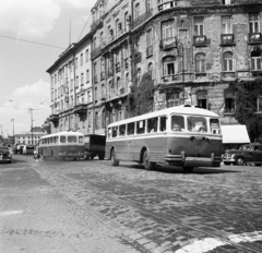 Lengyelország, Varsó, Három kereszt tér (Plac Trzech Krzyży), balra az ulica Nowy Świat, jobbra az ulica Książęca., 1959, UWM Libraries, Clarence Woodrow Sorensen, autóbusz, Fortepan #260072