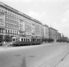 Lengyelország, Varsó, ulica Marszalkowska az Alkotmány tér (Plac Konstytucji) felől az ulica Wilcza felé nézve., 1959, UWM Libraries, Clarence Woodrow Sorensen, villamos, utcakép, viszonylatszám, bérház, Fortepan #260074