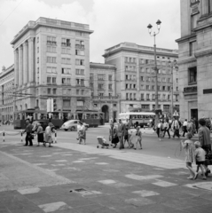 Lengyelország, Varsó, ulica Piękna, szemben az ulica Koszykowa - ulica Marszalkowska sarok, 1959, UWM Libraries, Clarence Woodrow Sorensen, forgalom, babakocsi, Fortepan #260078