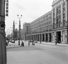 Lengyelország, Varsó, ulica Marszalkowska az Alkotmány tér (Plac Konstytucji)-ról a plac Zbawiciela felé nézve. A téren a Szentséges Megváltó temploma (Kościół Najświętszego Zbawiciela)., 1959, UWM Libraries, Clarence Woodrow Sorensen, utcakép, dombormű, utcai lámpa, Fortepan #260079