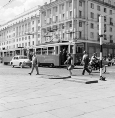 Lengyelország, Varsó, Aleje Jerozolimskie az ulica Krucza kereszteződésétől az ulica Marszałkowska felé nézve., 1959, UWM Libraries, Clarence Woodrow Sorensen, villamos, viszonylatszám, Fortepan #260085