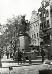 Lengyelország, Toruń, Rynek Staromiejski, a Kopernikusz emlékmű (Christian Friedrich Tieck, 1853.)., 1934, UWM Libraries, Boyd Louise Arner, Fortepan #260088