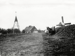 Lengyelország, Kalisz, a felvétel a település külső területén, a vasútállomásnál készült, jobbra cukorrépa halom., 1934, UWM Libraries, Boyd Louise Arner, szekér, szélmalom, cukorrépa, cukorgyártás, Fortepan #260102