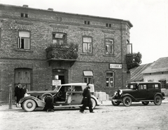 Lengyelország, Koziegłowy, plac Moniuszki 29., jobbra az ulica Świętokrzyska., 1934, UWM Libraries, étterem, automobil, defekt, zsidóság, Fortepan #260108