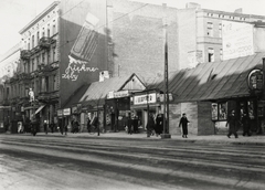 Lengyelország, Łódź, ulica Piotrkowska, a töldszintes üzletek helyén ma az aleja Leona Schillera torkolata van., 1934, UWM Libraries, Boyd Louise Arner, Fortepan #260117