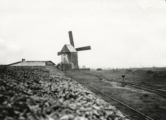 Lengyelország, Kalisz, a felvétel a település külső területén, a vasútállomásnál készült, előtérben balra és jobbra cukorrépa halom., 1934, UWM Libraries, Boyd Louise Arner, szélmalom, Fortepan #260120