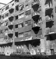 Magyarország, Budapest IX., Bakáts utca 2/a-b-c., 1974, Ferencvárosi Helytörténeti Gyűjtemény, csehszlovák gyártmány, német gyártmány, szovjet gyártmány, Skoda-márka, Lada-márka, Wartburg-márka, erkély, Budapest, Fortepan #26015