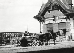 Lengyelország, Przemyśl, ulica Jagiellońska, Jagelló-bazárok. Háttérben a vasúti híd (Most kolejowy im. Tadeusza Porembalskiego) a San folyón., 1934, UWM Libraries, Boyd Louise Arner, Fortepan #260155