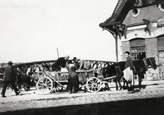 Lengyelország, Przemyśl, ulica Jagiellońska, Jagelló-bazárok. Háttérben a vasúti híd (Most kolejowy im. Tadeusza Porembalskiego) a San folyón., 1934, UWM Libraries, Boyd Louise Arner, Fortepan #260158