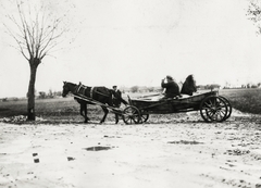 Lengyelország, a Varsó - Vilnius út a fővárostól kb. 42 km-re., 1934, UWM Libraries, Boyd Louise Arner, szekér, Fortepan #260161