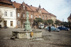 Lengyelország, Myślenice, Rynek, a „Tereska” kút., 1960, UWM Libraries, Harrison Forman, színes, díszkút, köztéri óra, Fortepan #260172