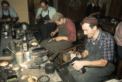 Lengyelország,Lengyel Magas-Tátra, Zakopane, a felvétel egy cipőkészítő szövetkezet műhelyében készült., 1960, UWM Libraries, Harrison Forman, cipőjavítás, munkahely, színes, cipész, műhely, Fortepan #260174