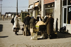 Lengyelország, Varsó, Aleje Jerozolimskie, balra a háttérben az ulica Marszalkowska kereszteződése., 1960, UWM Libraries, Harrison Forman, színes, piac, gyümölcs, láda, Fortepan #260175