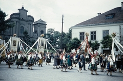 Lengyelország, Łowicz, Stary Rynek, háttérben az ulica Pijarska és az ulica Zduńska sarkán a piaristra templom (Kościół Pijarów pw. Matki Bożej Łaskawej i św. Wojciecha)., 1960, UWM Libraries, Harrison Forman, színes, népviselet, felvonulás, Fortepan #260180