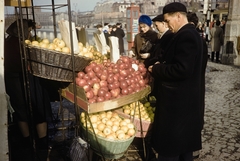 Lengyelország, Varsó, plac Defilad (Felvonulás tér), a háttérben az ulica Marszałkowska., 1960, UWM Libraries, Harrison Forman, piac, gyümölcs, gyümölcsárus, zöldséges, színes, Fortepan #260183