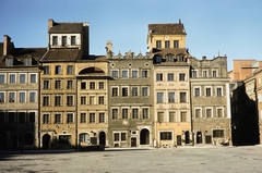 Lengyelország, Varsó, Rynek Starego Miasta 28–42., Varsói Múzeum (1936-tól Régi Varsó Múzeuma, 1948-2014 között Varsó Főváros Történeti Múzeuma) tizenegy, egymással összefüggő óvárosi házban., 1960, UWM Libraries, Harrison Forman, színes, Fortepan #260201