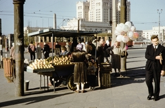 Lengyelország, Varsó, Aleje Jerozolimskie - ulica Marszalkowska sarok, háttérben a Kultúra és Tudomány Palotája., 1960, UWM Libraries, Harrison Forman, színes, villamos, gyümölcs, gyümölcsárus, léggömb, Fortepan #260203