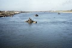 Lengyelország, Varsó, kilátás a Śląsko-Dąbrowski hídról, kotróhajók dolgoznak a Visztulán, távolabb a Gdański-híd látható., 1960, UWM Libraries, Harrison Forman, színes, Fortepan #260207