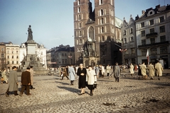 Lengyelország, Krakkó, Rynek Glówny a város főtere, balra az Adam Mickiewicz-emlékmű, középen a Mária-templom., 1960, UWM Libraries, Harrison Forman, utcakép, szobor, templom, karszalag, színes, Fortepan #260213