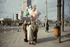 Lengyelország, Varsó, Aleje Jerozolimskie - ulica Marszalkowska sarok, háttérben a Kultúra és Tudomány Palotája., 1960, UWM Libraries, Harrison Forman, színes, utcakép, léggömb, szemetes, jelzőlámpa, Fortepan #260214