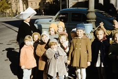 Poland, Warsaw, skwer Adama Miczkiewicza, balra a háttérben ulica Krakowskie Przedmieście 56., a Zajazd Dziekanka., 1960, UWM Libraries, colorful, kids, nun, Fortepan #260219