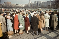 Poland, Warsaw, plac Defilad (Felvonulás tér) az ulica Marszalkowska felé nézve., 1960, UWM Libraries, colorful, standing in line, winter coat, Fortepan #260224