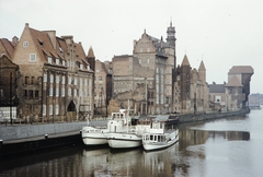 Poland, Gdańsk, Motława folyó, balra az ulica Długie Pobrzeże, középen az egytornyos épület aTermészettudósok Háza (Dom Przyrodników), ettől jobbra a Mária Kapu (Brama Mariacka). A felvétel a Zöld híd (Zielony Most)-ról készült., 1960, UWM Libraries, colorful, ship, Fortepan #260232