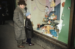 Hungary, Budapest VII., Rákóczi út a felvétel 6-os számú ház előtt a Mackó Játékbolt kirakatánál készült., 1960, UWM Libraries, Budapest, colorful, boy, Fortepan #260235