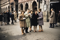 Poland, Kraków, Rynek Glówny, a 44., 45., 46. és 47. számú ház., 1960, UWM Libraries, colorful, pedestrian, companionship, Fortepan #260238