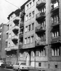 Magyarország, Budapest IX., Vaskapu utca 4/a és 4/b., 1974, Ferencvárosi Helytörténeti Gyűjtemény, csehszlovák gyártmány, szovjet gyártmány, Skoda-márka, Lada-márka, erkély, rendszám, Budapest, Fortepan #26024