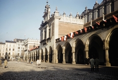 Poland, Kraków, Rynek Glówny a város főtere, Posztócsarnok (Sukiennice)., 1960, UWM Libraries, colorful, street view, Fortepan #260275