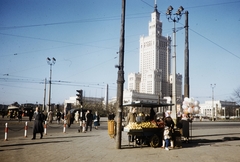 Poland, Warsaw, Aleje Jerozolimskie - ulica Marszalkowska sarok, háttérben a Kultúra és Tudomány Palotája., 1960, UWM Libraries, colorful, fruit, fruit seller, baloon, Fortepan #260281