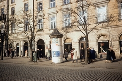 Poland, Kraków, Rynek Glówny, a 43. és 44. számú ház., 1960, UWM Libraries, colorful, pedestrian, ad pillar, Fortepan #260298