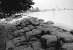 Magyarország, Szeged, Stefánia (Tanácsköztársaság útja), a játszótér háttérében a Kass szálló épülete., 1970, Arina, árvíz, homokzsák, Fortepan #26030