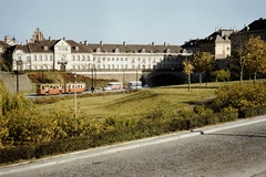 Poland, Warsaw, előtérben a Skwer Adolfa Marii Bocheńskiego, a járművek az aleja Solidarności (gen. Karola Świerczewskiego)-n közlekednek. Szemben fent az ulica Miodowa és ott a Pałac Młodziejowskiego és a pałac Branickich. Balra a háttérben a Kersztelő Szent János-székesegyház (Bazylika archikatedralna św. Jana Chrzciciela) lépcsős oromzata látszik., 1960, UWM Libraries, colorful, tram, Fortepan #260304