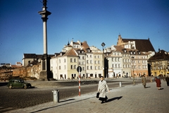 Poland, Warsaw, Plac Zamkowy, Zsigmond-oszlop. Jobbra a háttérben a Keresztelő Szent János-székesegyház (Bazylika archikatedralna św. Jana Chrzciciela)., 1960, UWM Libraries, colorful, street view, automobile, pillar, Fortepan #260307