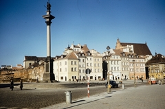 Poland, Warsaw, Plac Zamkowy, Zsigmond-oszlop. Jobbra a háttérben a Kersztelő Szent János-székesegyház (Bazylika archikatedralna św. Jana Chrzciciela)., 1960, UWM Libraries, colorful, monument, Fortepan #260315