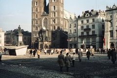 Poland, Kraków, Rynek Glówny a város főtere, balra az Adam Mickiewicz-emlékmű és a Mária-templom., 1960, UWM Libraries, colorful, church, flag, Fortepan #260319