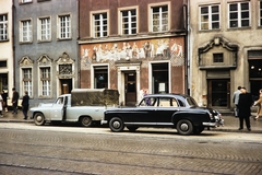 Poland, Gdańsk, Hosszú Piac (Dlugi Targ), középen a 36-os (kék) és 35-ös (narancssárga) ház., 1960, UWM Libraries, Mercedes W120, colorful, wall painting, decorated plaster, Fortepan #260325