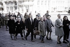 Poland, Warsaw, ulica Krakowskie Przedmiescie, háttérben az ulica Karowa sarkán a Hotel Bristol., 1960, UWM Libraries, colorful, walk, Fortepan #260341