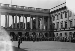 Lengyelország, Varsó, Szász Palota., 1939, UWM Libraries, Harrison Forman, díszmenet, lengyel katona, zászló, Fortepan #260356