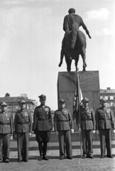 Lengyelország, Varsó, a felvétel a Szász Palota előtt készült, Józef Antoni Poniatowski lengyel herceg, francia marsall lovasszobra (Bertel Thorvaldsen, 1923.)., 1939, UWM Libraries, Harrison Forman, lovas szobor, Fortepan #260360