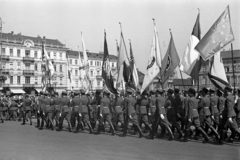 Lengyelország, Varsó, plac Marszalka Józefa Pilsudskiego., 1939, UWM Libraries, Harrison Forman, zászló, katonai parádé, Fortepan #260379