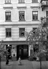 Poland, Warsaw, ulica Zielna 17. számú ház. A szétrepülő ablaküvegszilánk ellen ragasztószalaggal próbálnak védekezni., 1939, UWM Libraries, hairdresser, window cleaning, Fortepan #260384