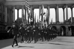 Lengyelország, Varsó, Szász Palota., 1939, UWM Libraries, Harrison Forman, díszmenet, lengyel katona, zászló, Fortepan #260399