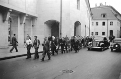 Lengyelország, Varsó, ulica Wierzbowa, balra a Brühl-palota., 1939, UWM Libraries, Harrison Forman, ásó, kalap kézben, Packard-márka, automobil, Fortepan #260406