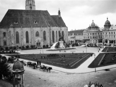 Románia,Erdély, Kolozsvár, Fő tér, balra a Szent Mihály-templom és Hunyadi Mátyás emlékműve., 1913, UWM Libraries, Frederick Gardner Clapp, hirdetőoszlop, fiáker, Fortepan #260443